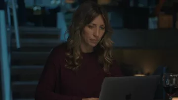 Le haut de chemisier bourguignon porté par Ally (Daisy Haggard) tel que vu dans les tenues de la série télévisée Breeders (saison 3 épisode 3)