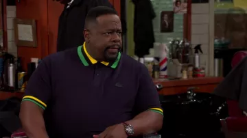 Polo Lacoste porté par Calvin (Cédric l’artiste) tel que vu dans les tenues de la série télévisée The Neighborhood (S04E21)