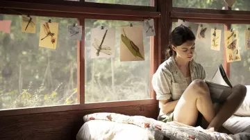 Camisa a cuadros usada por Kya (Daisy Edgar-Jones) como se ve en Where the Crawdads Sing