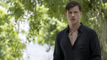 Collier porté par Chase Andrews (Harris Dickinson) vu dans Where the Crawdads Sing
