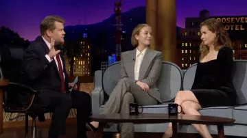 Robe noire portée par Lennon Parham comme on le voit dans The Late Late Show avec James Corden