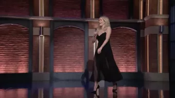 Robe noire portée par Chelsea Handler vue dans Late Night with Seth Meyers