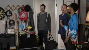 Surshirt Blue Printed porté par Jermaine Jefrint (Darrell Britt-Gibson) tel que vu dans les tenues de la série télévisée Barry (saison 3 épisode 5)