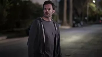 Sweat à capuche Zip gris porté par Barry Berkman (Bill Hader) vu dans la série télévisée Barry (S03E05)