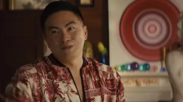 Veste Bomber imprimée portée par Bowen Yang dans la garde-robe de cinéma Bros