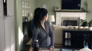 Veste polaire zippée grise portée par Helen (Ginger Gonzaga) telle que vue dans les tenues de la série télévisée True Lies (saison 1)