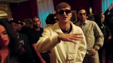 Le pull blanc porté par Vald dans son clip Royal cheese avec Heuss L'enfoiré