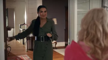 Robe verte asymétrique avec col en V et boutons portée par Tiffany (Zoë Chao) dans le film Senior Year