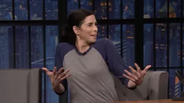 T-shirt Raglan porté par Sarah Silverman vu dans Late Night with Seth Meyers