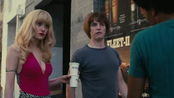 Jupe rose et imprimé animal et ensemble haut porté par Angelyne (Emmy Rossum) comme on le voit dans Angelyne (S01E01)