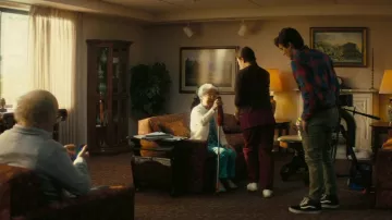 Baskets Vans Black portées par Max Allen (Lukas Gage) telles que vues dans les tenues de la série télévisée Angelyne (saison 1 épisode 4)