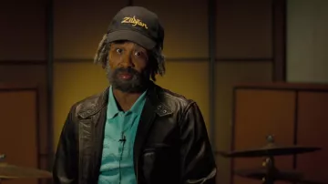 Casquette Zildjian portée par Bud Griffin (Antjuan Tobias) vue dans Angelyne (S01E05)
