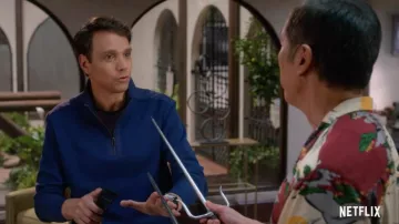 Pull zippé bleu porté par Daniel LaRusso (Ralph Macchio) tel que vu dans les tenues de la série télévisée Cobra Kai (saison 5)