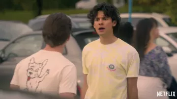 T-shirt imprimé jaune et blanc porté par Miguel Diaz (Xolo Maridueña) vu dans la garde-robe de la série télévisée Cobra Kai (saison 5)
