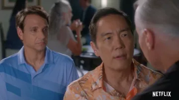 Polo bleu porté par Daniel LaRusso (Ralph Macchio) comme on le voit dans les tenues de la série télévisée Cobra Kai (saison 5)