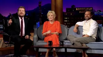Pantalon à carreaux gris porté par Joshua Jackson vu dans The Late Late Show avec James Corden
