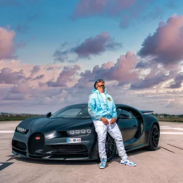 Le blouson bleu ciel porté par Inoxtag sur son compte Instagram @inoxtag