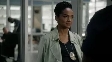 Veste de moto vert sauge portée par Nyla Harper (Mekia Cox) dans The Rookie (saison 4 épisode 22)