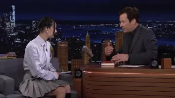 Jupe grise portée par Michelle Zauner dans The Tonight Show Starring Jimmy Fallon