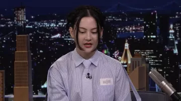 Chemise rayée portée par Michelle Zauner dans The Tonight Show Starring Jimmy Fallon
