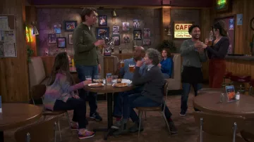 Baskets New Balance portées par Jen (Katie Lowes) comme on le voit dans l’émission how We Roll (S01E10)