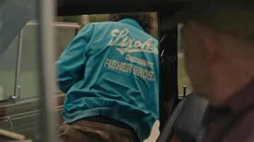 La veste Cincinnati Fisher Bros. de Stroh en bleu portée par Jude (Chai Hansen) vue dans Night Sky (S01E03)