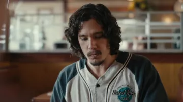 Hard Rock Cafe Baseball Jersey Top porté par Jude (Chai Hansen) vu dans Night Sky (S01E03)