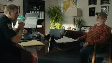 Camisa a cuadros marrones usada por Franklin (J. K. Simmons) como se ve en los atuendos de la serie de televisión Night Sky (Temporada 1 Episodio 4)