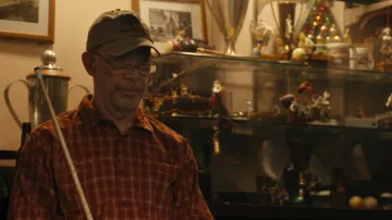Gorra de sombrero de árbol usada por Franklin (J. K. Simmons) como se ve en los atuendos de la serie de televisión Night Sky (Temporada 1 Episodio 4)