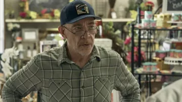 Gorra de sombrero azul usada por Franklin (J. K. Simmons) como se ve en los atuendos de la serie de televisión Night Sky (Temporada 1 Episodio 2)