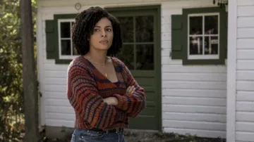 Pull tricoté porté par Denise (Kiah McKirnan) vu dans la série télévisée Night Sky (saison 1 épisode 8)