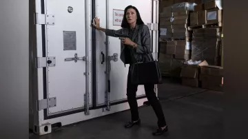 Sac à main en cuir noir porté par Honey Chandler (Mimi Rogers) tel que vu dans la garde-robe de la série télévisée Bosch: Legacy (Saison 1 Episode 6)