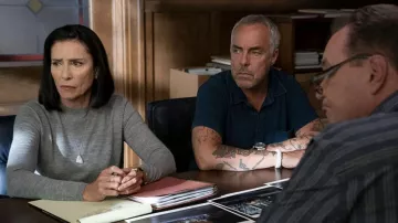 Top gris manches longues porté par Honey Chandler (Mimi Rogers) vu dans Bosch: Legacy (S01E04)