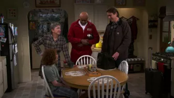 Survêtement rouge porté par Archie (Chi McBride) comme on le voit dans la garde-robe de la série télévisée How We Roll (saison 1 épisode 10)