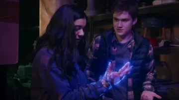 Chaqueta puff vest usada por Bruno Carrelli (Matt Lintz) como se ve en el vestuario de la serie de televisión Ms. Marvel (Temporada 1)