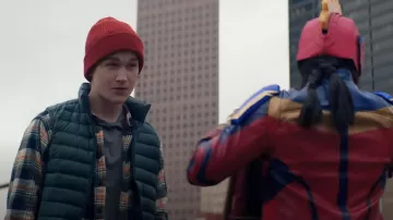 Camisa a cuadros usada por Bruno Carrelli (Matt Lintz) como se ve en el vestuario del programa de televisión de Ms. Marvel (Temporada 1)