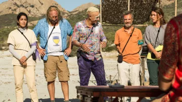 La chemise imprimée portée par William (Mister V) dans Le Flambeau : Les aventuriers de Chupacabra