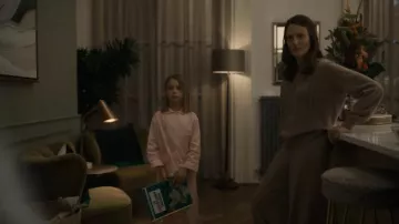 Pull zippé porté par Hélène (Camille Cottin) dans Killing Eve (Saison 4 Episode 2)