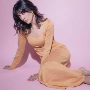 La robe orange à manches longues portée par Nolwenn Leroy lors d'un photoshoot en 2021