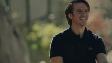 Polo Lacoste porté par John Dean (Dan Stevens) tel que vu dans les tenues de la série télévisée Gaslit (saison 1 épisode 5)