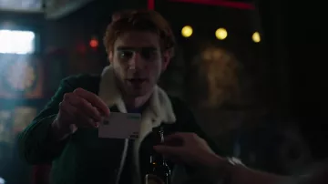 Chaqueta Sherpa usada por Archie Andrews (KJ Apa) como se ve en los atuendos de la serie de televisión Riverdale (Temporada 6 Episodio 15)