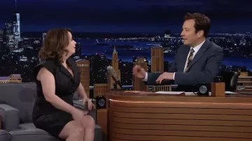 Robe noire portée par Rachel Dratch dans The Tonight Show Starring Jimmy Fallon