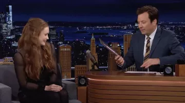 Robe noire portée par Sadie Sink vue dans The Tonight Show Starring Jimmy Fallon le 23 mai 2022