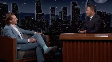 Costume bleu porté par Tom Hiddleston comme on le voit dans Jimmy Kimmel Live! sur mai 23, 2022