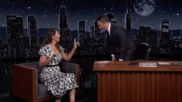 Robe imprimée portée par D’Arcy Carden comme on le voit dans Jimmy Kimmel Live! sur mai 23, 2022