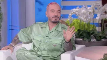 Chemise en nylon Prada gren portée par J Balvin vue dans The Ellen DeGeneres Show le 23 mai 2022