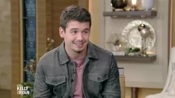 Veste en daim portée par Noah Thompson vue en DIRECT avec Kelly et Ryan