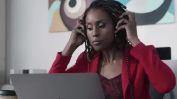 Veste blazer rouge portée par Issa Rae dans le film Vengeance