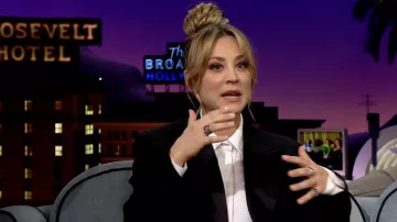 Bague portée par Kaley Cuoco vue dans The Late Late Show avec James Corden le 23 mai 2022