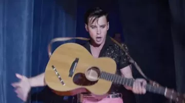 Guitarra acústica utilizada por Elvis Presley (Austin Butler) como se ve en la película de Elvis